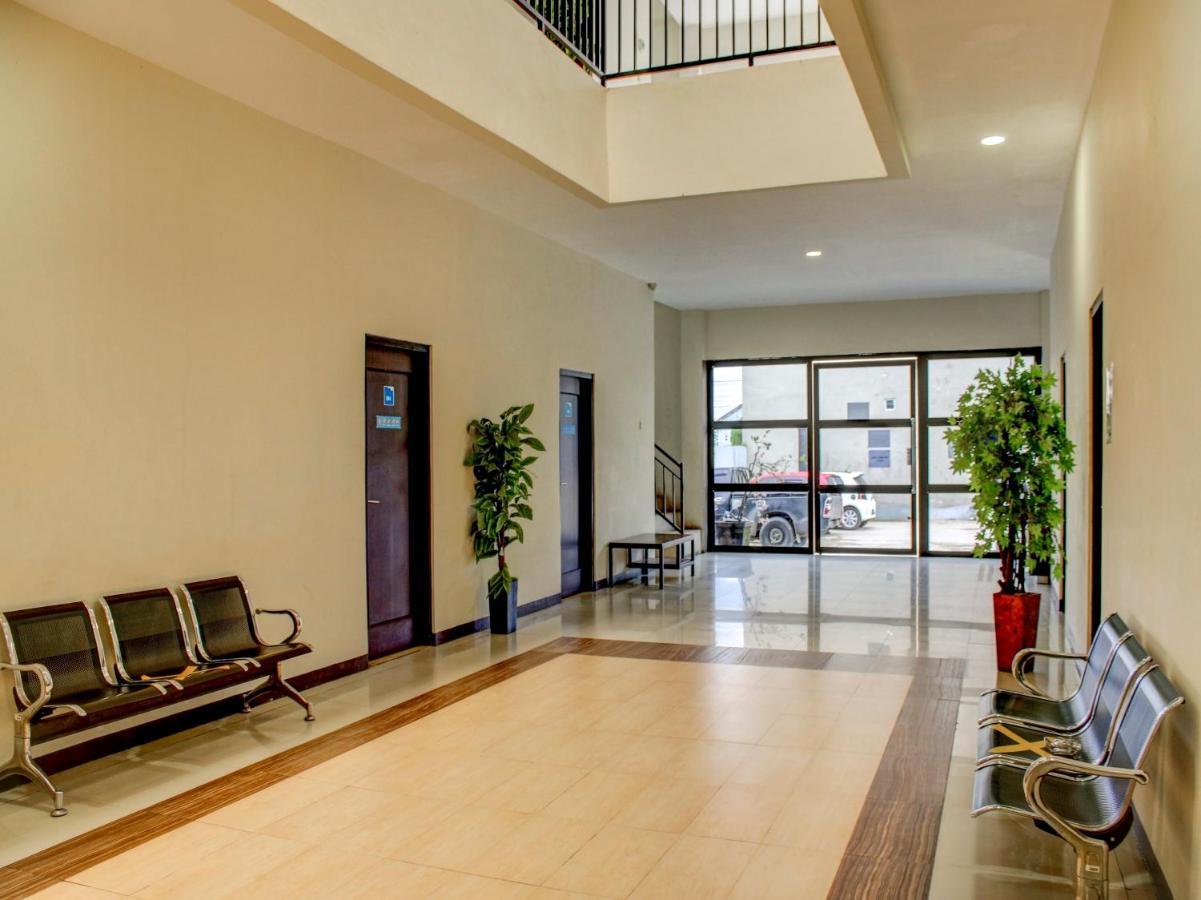 Oyo 90162 Remboelan Guest House Sungai Lutus Dış mekan fotoğraf