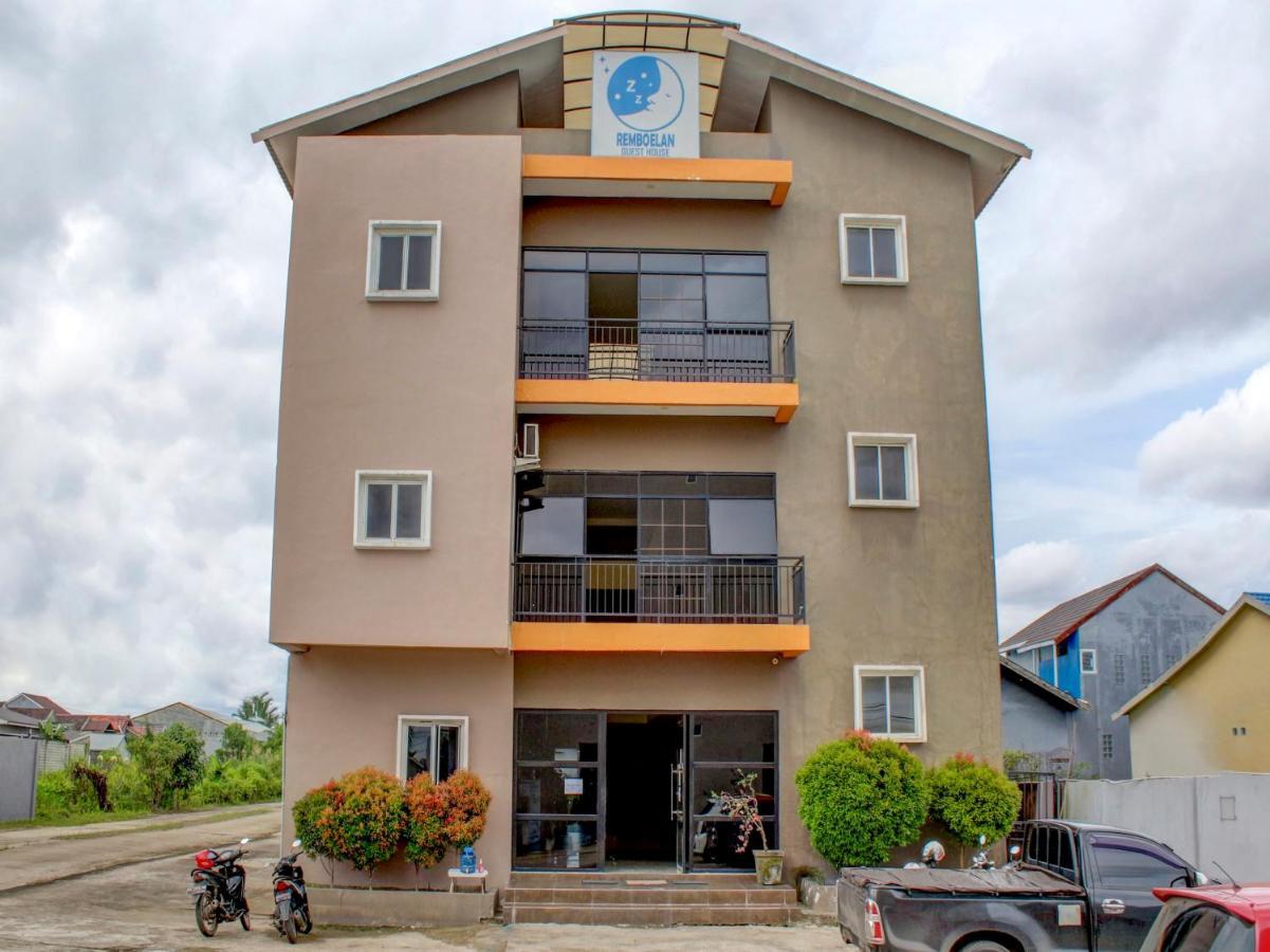 Oyo 90162 Remboelan Guest House Sungai Lutus Dış mekan fotoğraf